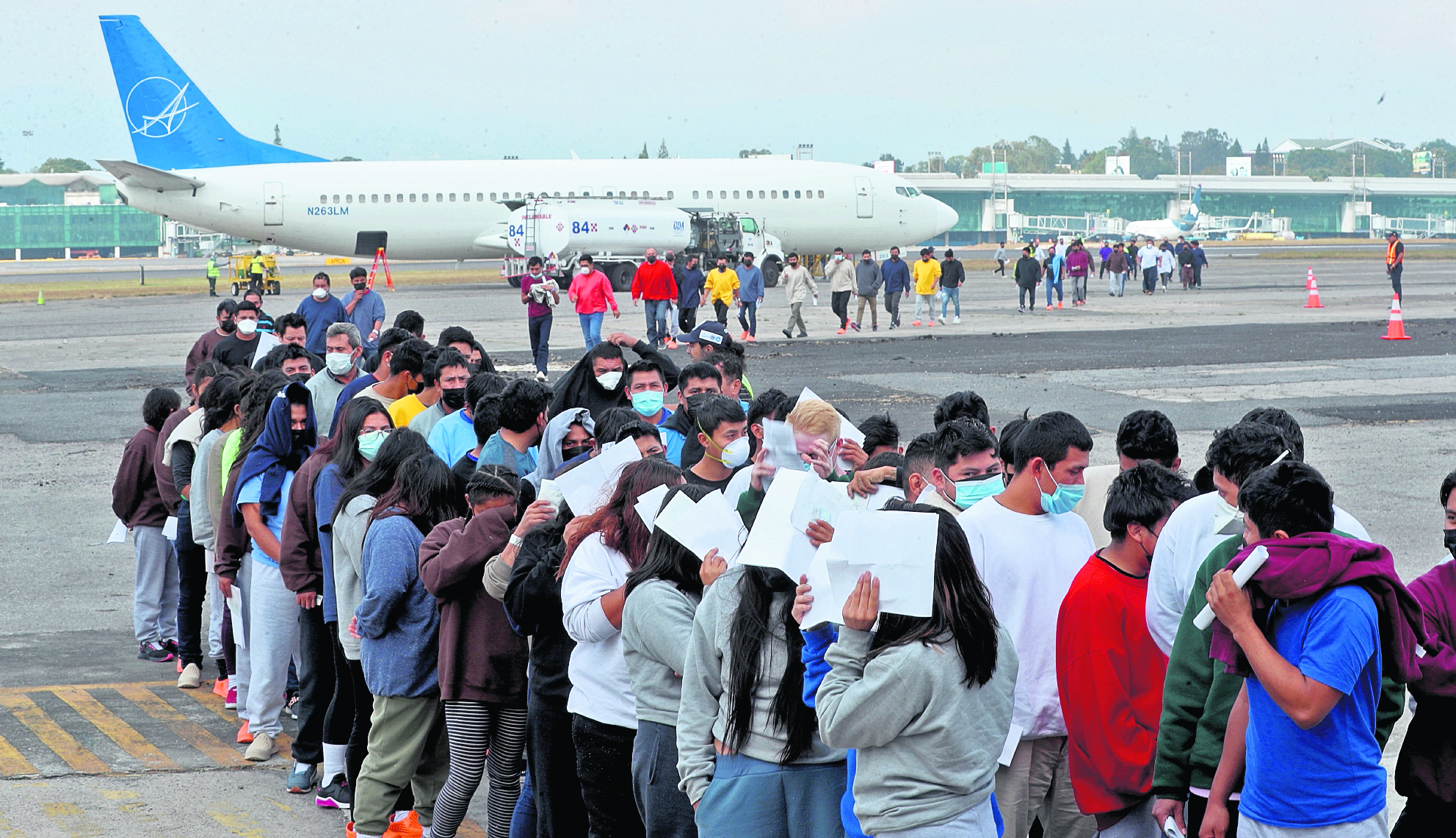 Este 29 de diciembre arribaron a Guatemala los últimos tres vuelos de migrantes guatemaltecos deportados de Estados Unidos, dos de ellos con adultos y uno con unidades familiares.



Fotografía Esbin Garcia  29--12-23