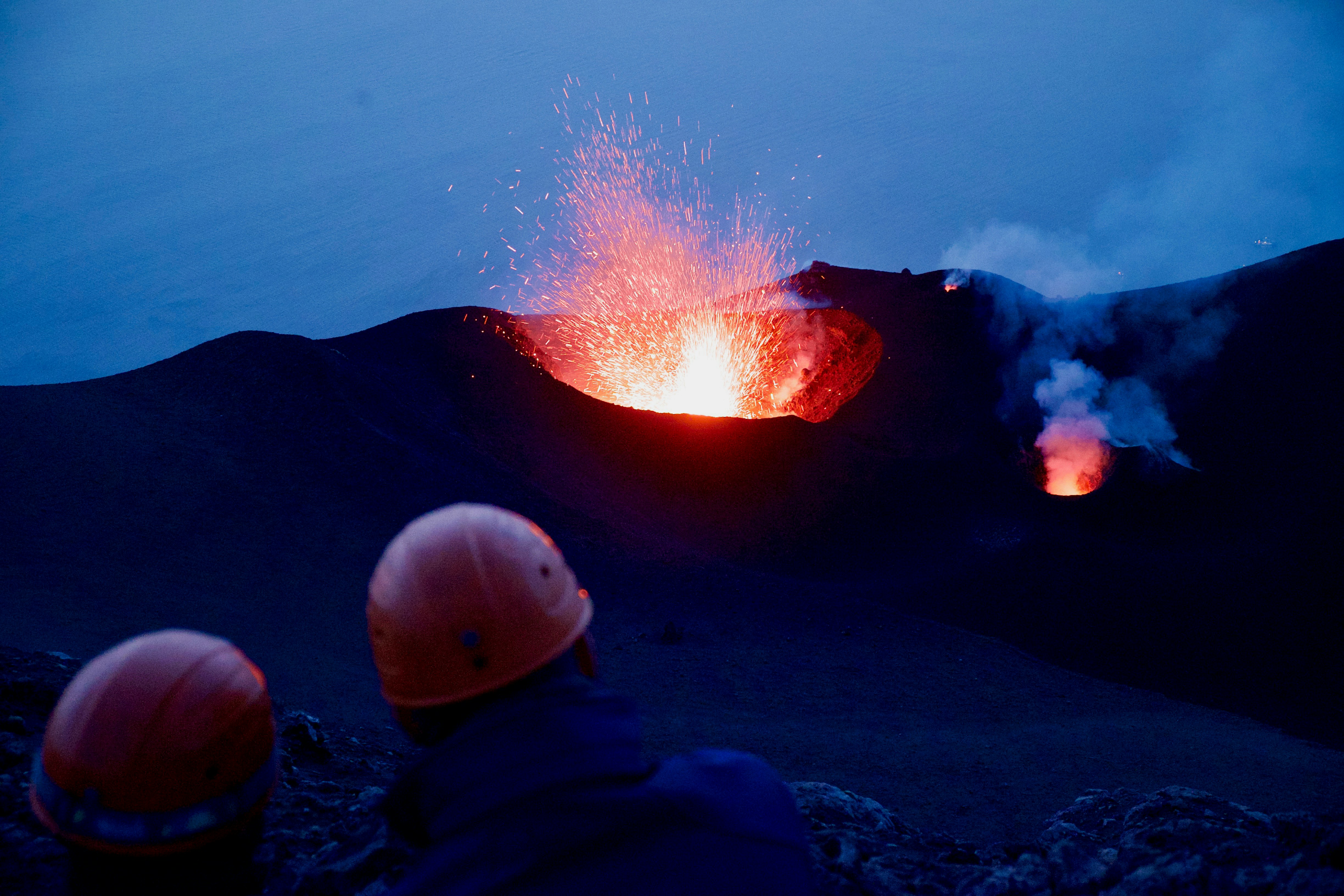 La actividad de los volcanes italianos Stromboli y Etna será comparada con la del Santiaguito y de Fuego, en Guatemala. (Foto Prensa Libre: Unsplash)