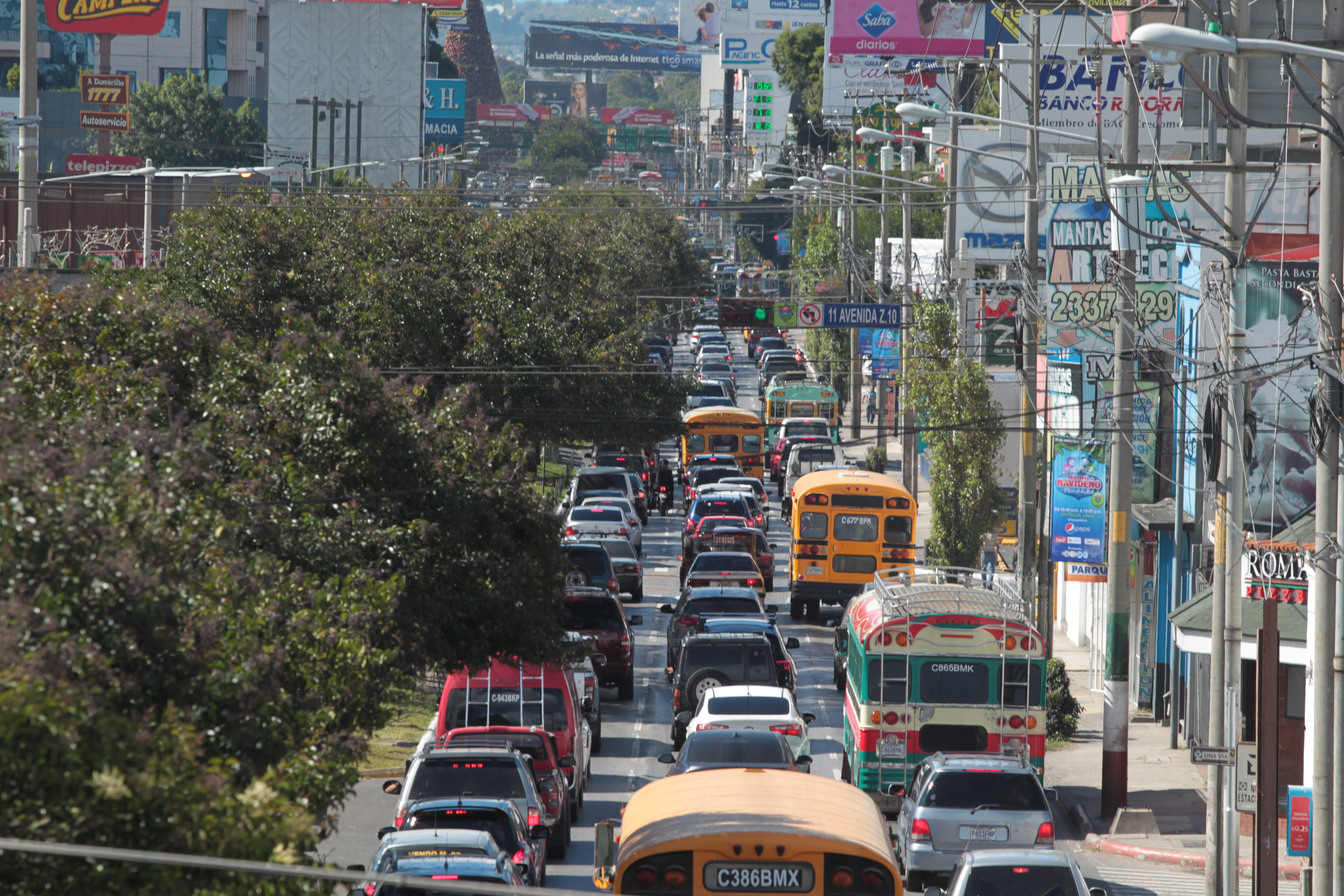 Trnsito vehicular en el Boulevar Los Prceres de la zona 10 por la afluencia de personas que buscan realizar sus compras navideas.

Foto: Edwin Bercin