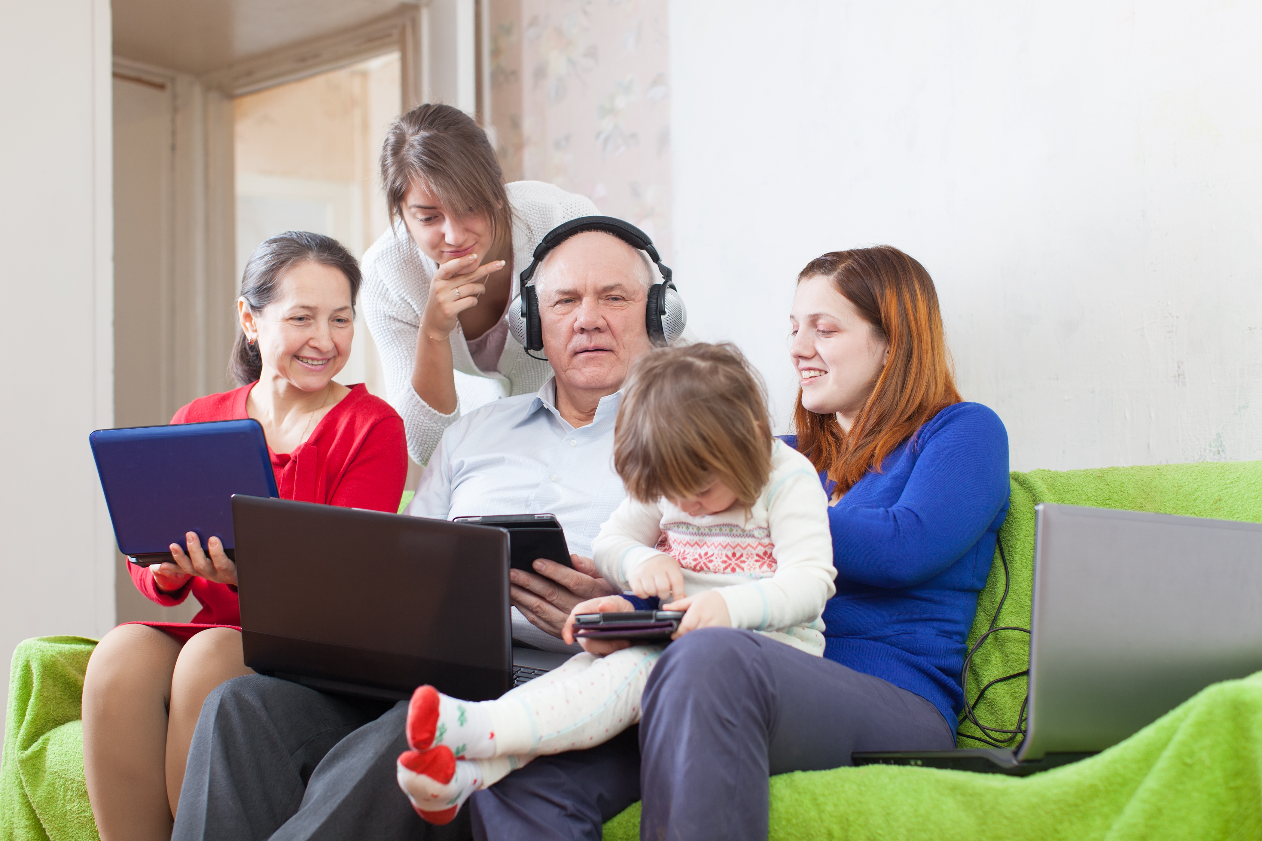 una familia compuesta por varias generaciones desde baby boomer hasta generación Beta