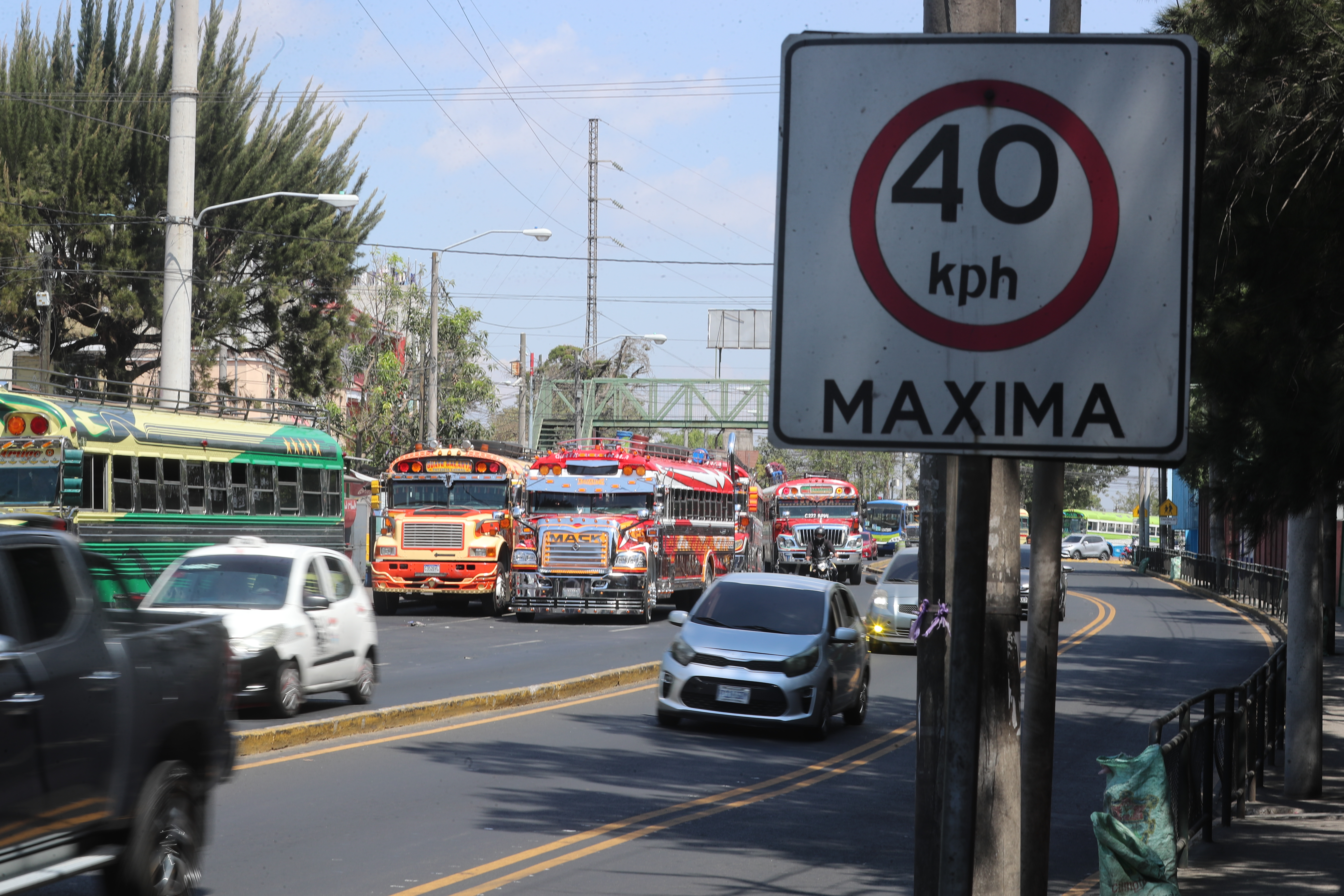 TRANSPORTE EXTRAURBANO. Tr?fico, transporte extraurbano, tr?bol. Se realizaron una serie de fotograf?as cerca del Tr?bol, adem?s, se hizo un peque?o sondeo para saber qu? piensa el guatemalteco del transporte urbano a consecuencia del accidente en la Calzada de La Paz.Juan Diego Gonz?lez. 130225