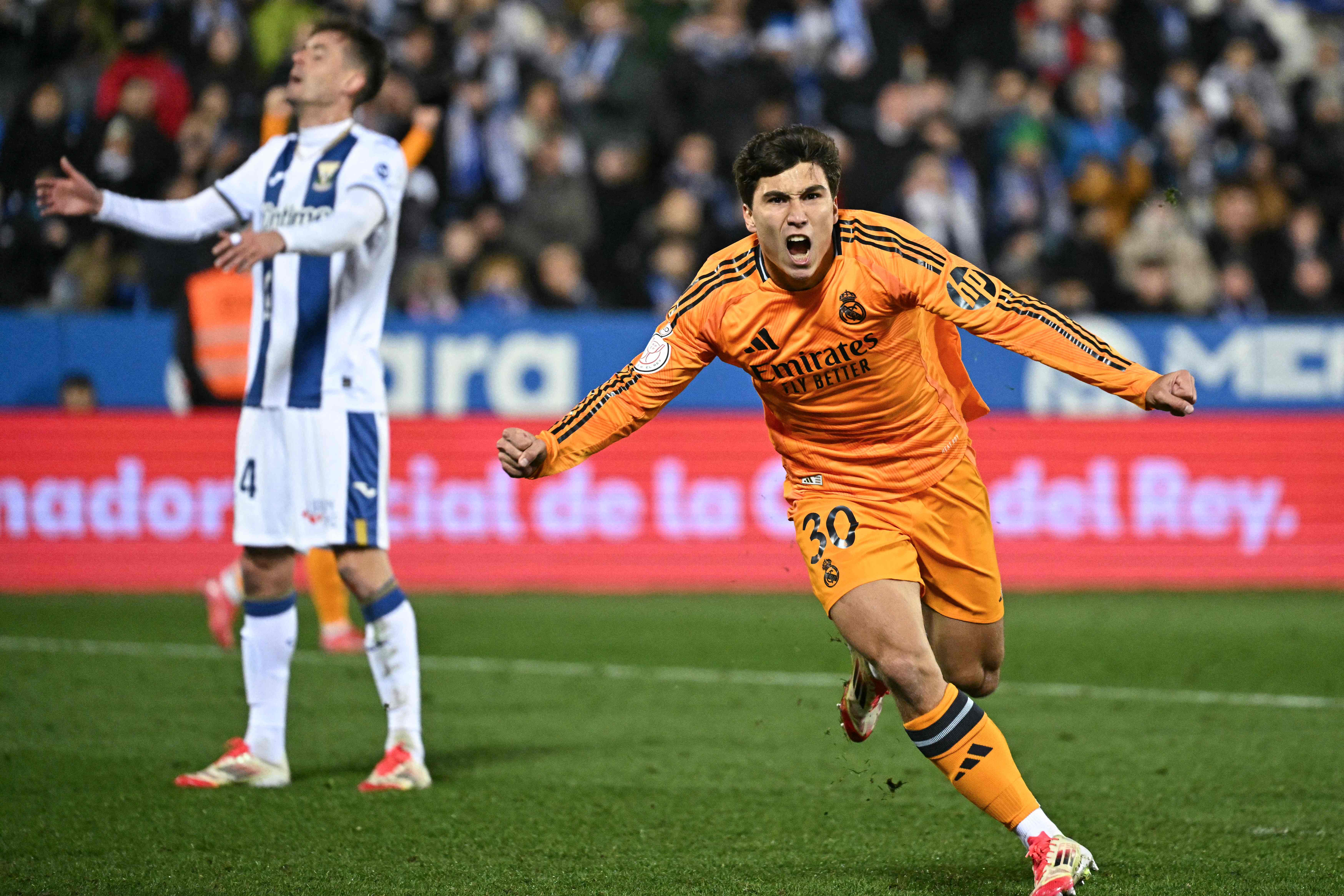 Gonzalo García celebra el tercer gol del Real Madrid contra el Leganés en la Copa del Rey.