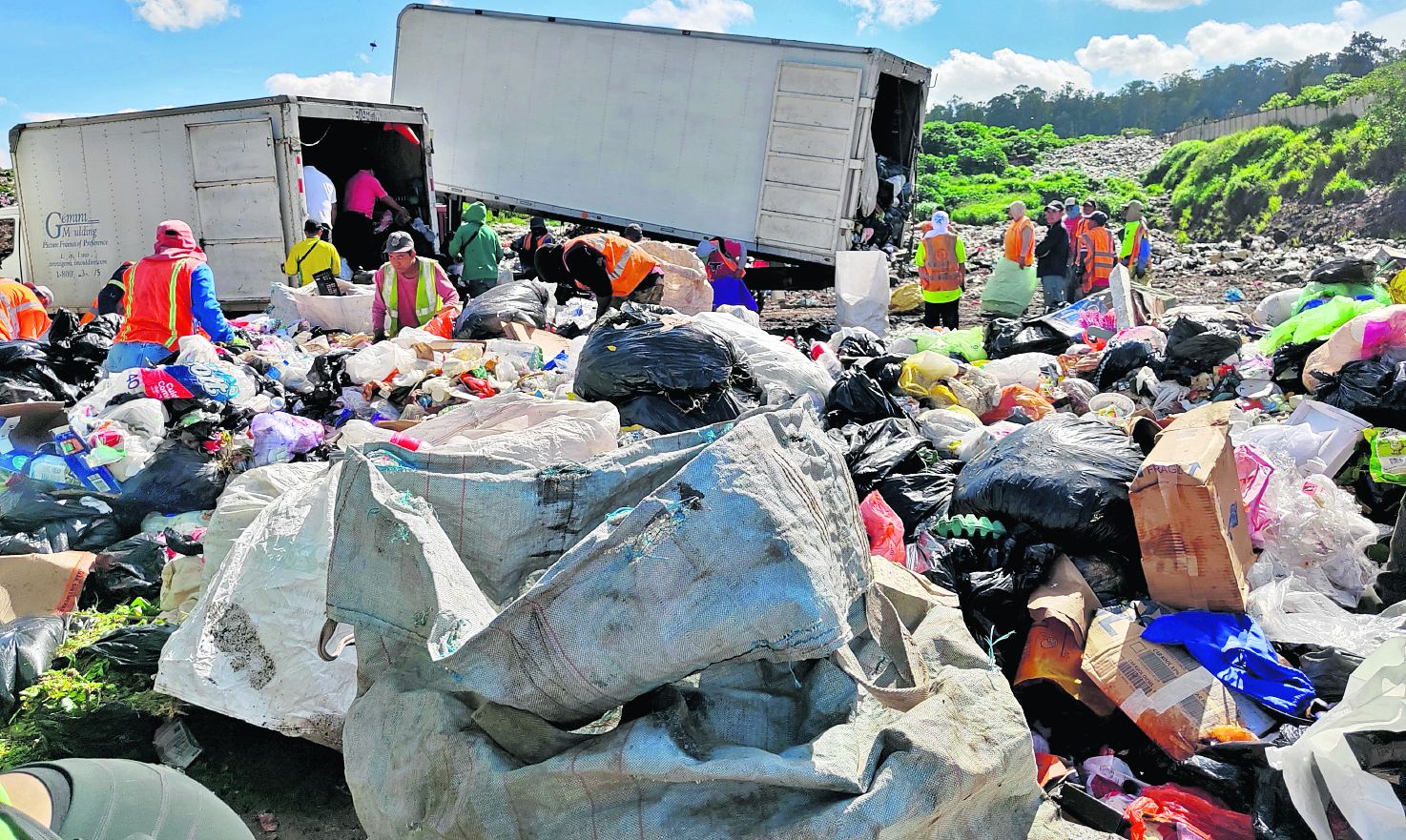 Recolectores de basura inician su jornada a las 2:30 am de lunes a sábado, mencionan que al día recolectan alrededor de 10 toneladas de desechos. 

Fotografía: Roberto López.     Fecha:01/08/2023.