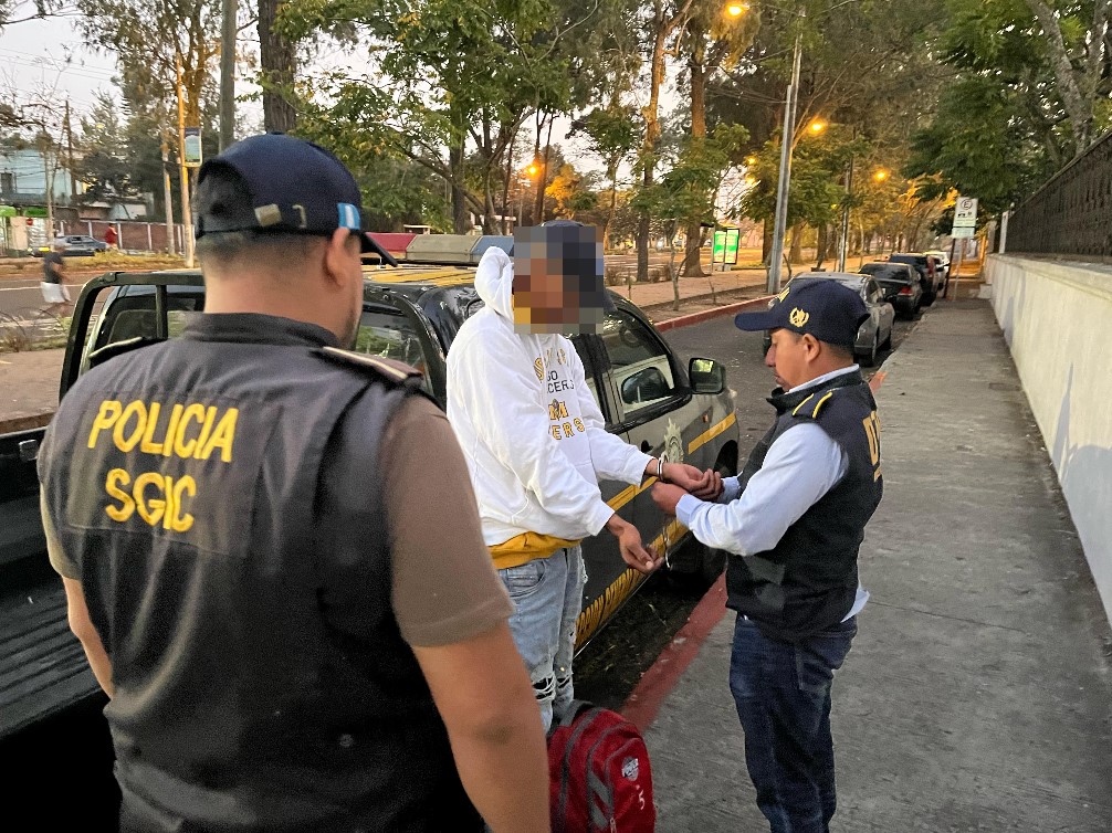 El presunto responsable de haber agredido a una estudiante de 15 años en la zona 1 de la capital fue detenido por agentes de la PNC. (Foto Prensa Libre: PNC)