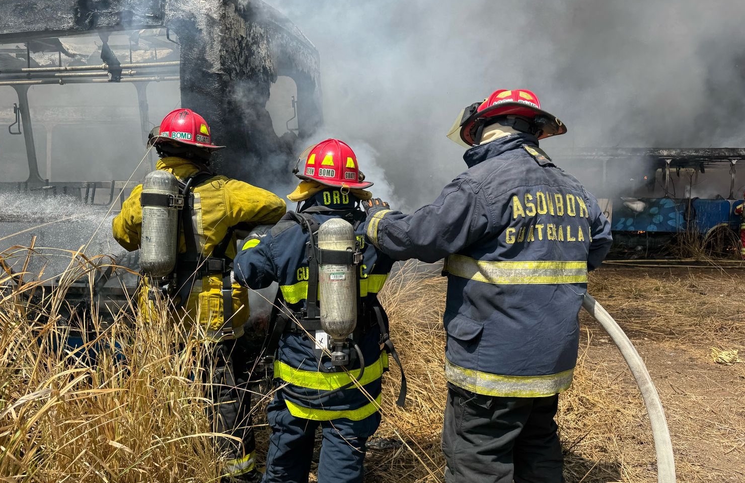 Incendio en predio de buses